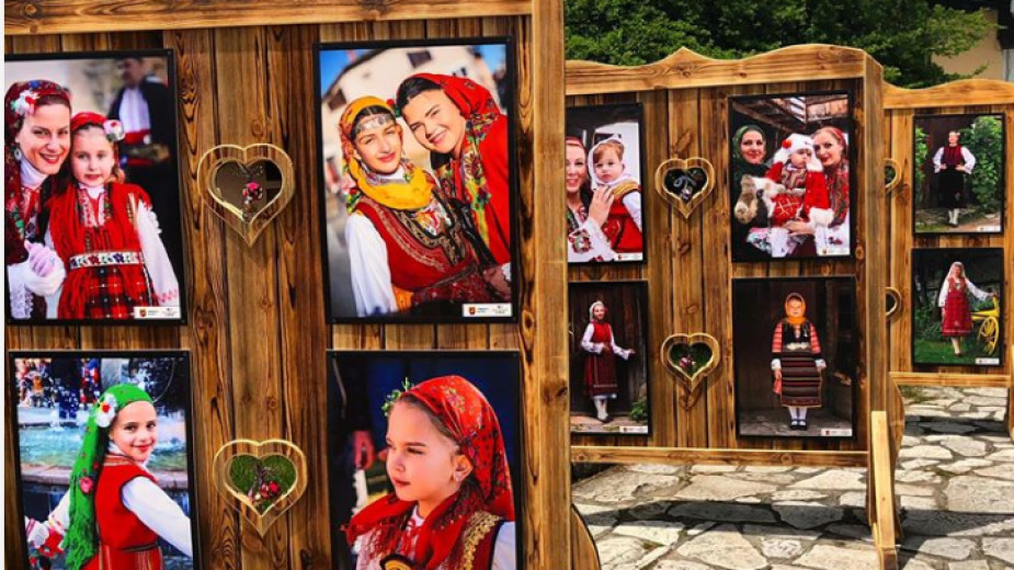 Фотосесии на красиви българки в носии греят край музей