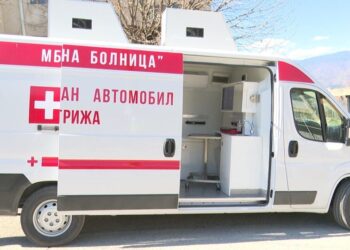 Медици катерят планини да лекуват баби и дядовци