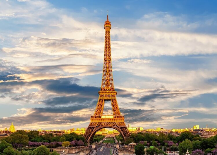 Затварят за туристи Айфеловата кула заради стачка 1 eiffel tower 3349075 960 720 1