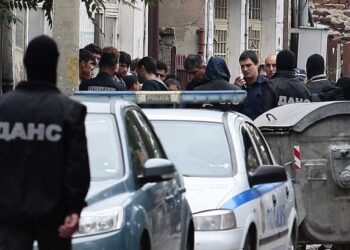 Задържаха десетки бежанци в столичен квартал
