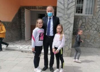 Министър в оставка обеща нов автобус на ученици