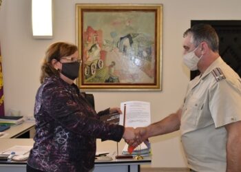 Военни подариха книга на кмета на Ловеч