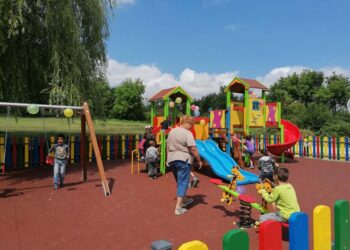 Децата в село Стара река ще играят на чисто нова площадка