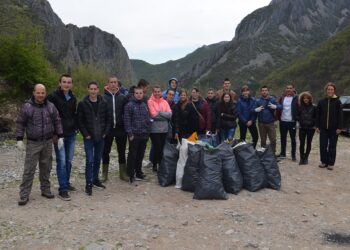 Младежи почистиха и залесиха къмпинг на Цветница