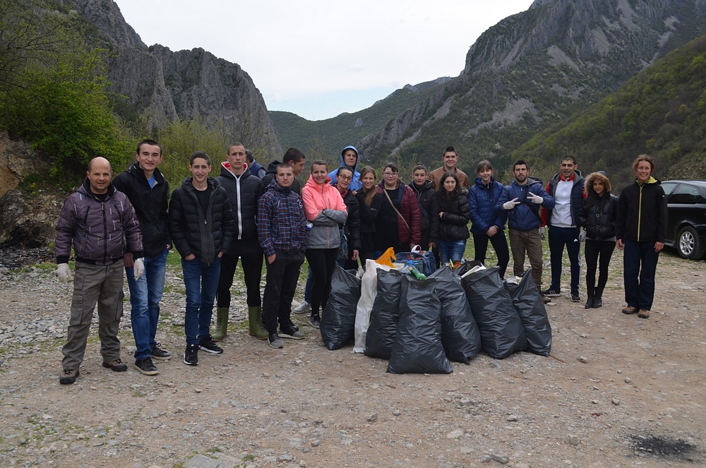 Младежи почистиха и залесиха къмпинг на Цветница