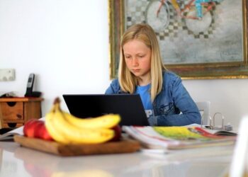 Всички ученици минават онлайн