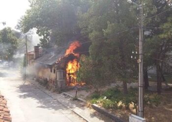 Пожар пламна до централния храм в Дупница