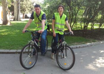 Инспектори на колелета ни дебнат в парковете за хвърлен фас