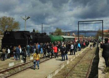 Дебнаха ретротрена “Баба Меца” от скалите по Земенския пролом