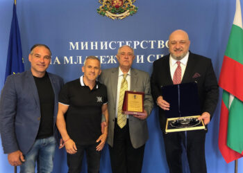 Министър връчи почетен плакет за 80-г. юбилей на гимнастик