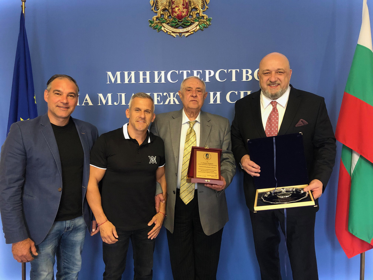 Министър връчи почетен плакет за 80-г. юбилей на гимнастик