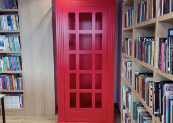 Тихи разговори между книгите в лондонски кабинки