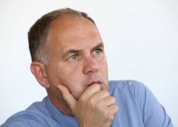 Когато шофьорът ти надписва бензин, не спираш фирмата за месец, нали?