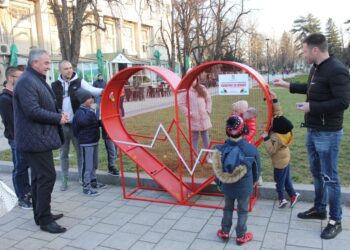 Деца поставиха първите капачки в металните сърца в Плевен