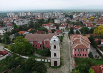 Изкоренени дървета и отнесени покриви в Карловско