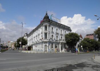 Ремонтират Военноморския клуб във Варна