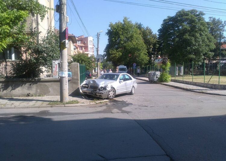Искат огледала при опасно кръстовище 1 kn KRASTOVICHTE