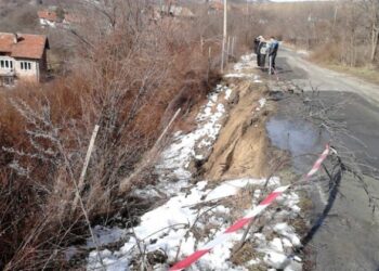 Укрепват единствения път до Кременик