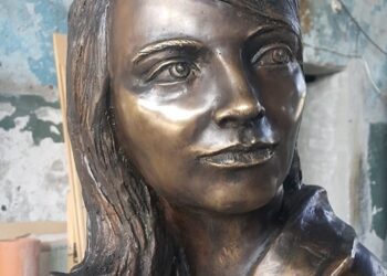 Слагат бюст на Невена Коканова в театъра в Дупница
