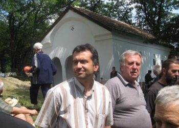 Служба в недовъзстановен кутугерски манастир