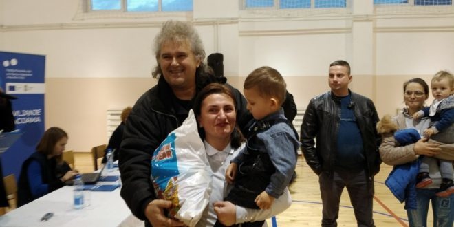 И децата на мигранти в Босилеград получиха коледни подаръци 8 И децата на мигранти в Босилеград получиха коледни подаръци