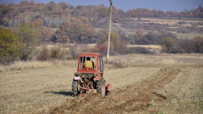 В Дупнишко не са орали есента заради незапомнена суша 1 kn traktorr