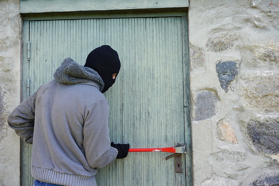 Спипаха крадци на 6600 лв. от къща
