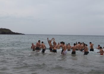 Наплив на ергени за спасяването на кръста в Созопол