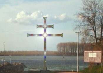 12-метров кръст на дунавския бряг в Силистра