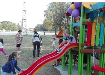 Родители и малчугани построиха детски кът