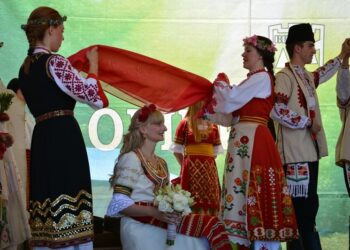 Песни, танци и сватба на фолклорния събор “Леденика”