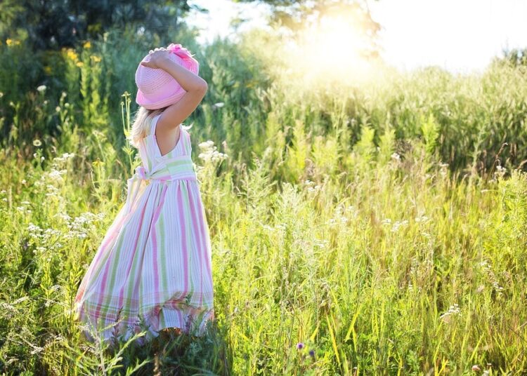 Лятото ни се усмихва: жега и слънце 1 little girl 2516582 960 720 2
