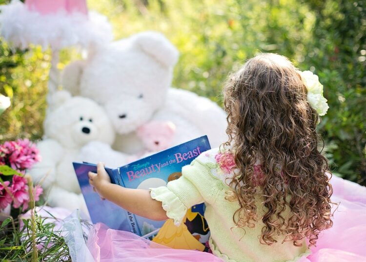 little girl reading 912380 960 720