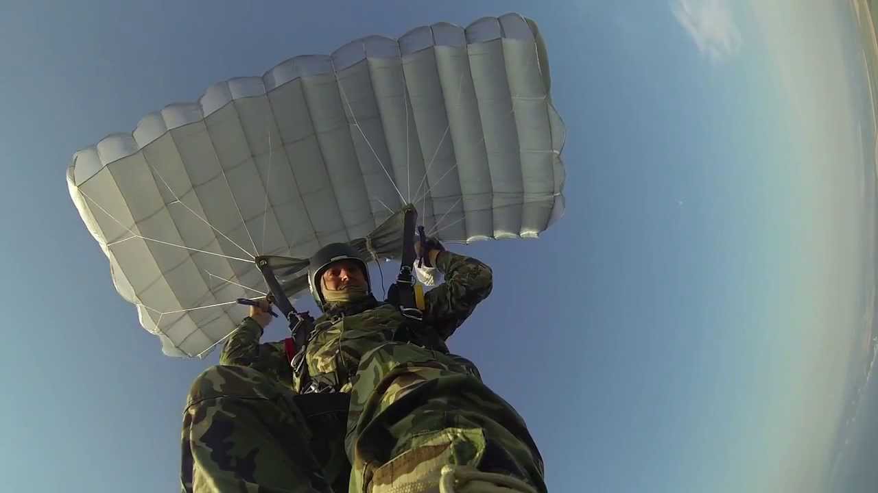 Парашутисти скачат в центъра на Пловдив