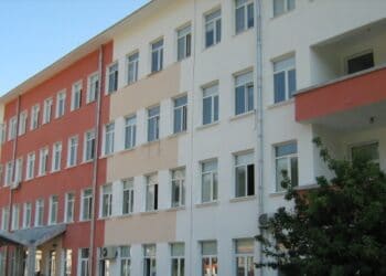 Губернатор и министър търсят спасение на болница