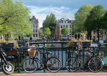 With declining number of infections, The Netherlands returns to partial lockdown