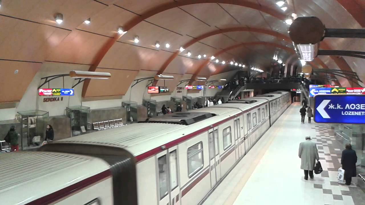 Три дни пътува земекопната машина за метрото