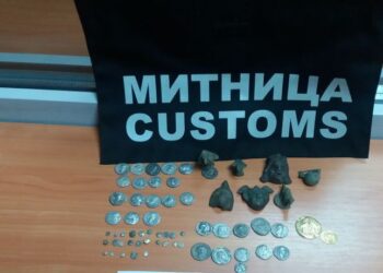 Спипаха божества и златни монети в джобове на яке