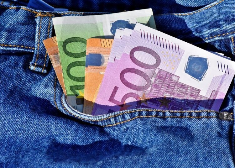 Жените в ЕС с 16% по-ниски заплати от мъжете 1 money 3115984 960 720 1