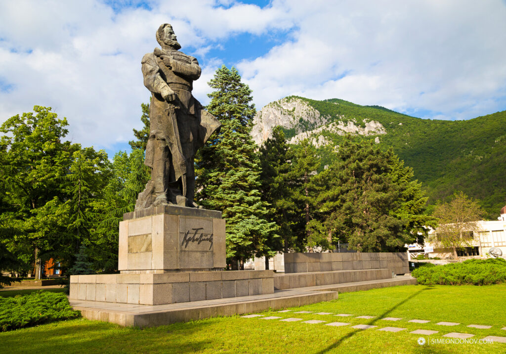 Защо сирените вият на 2 юни 1 monument bulgaria hristo botev vratza 1