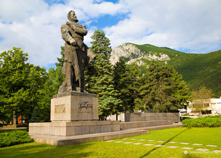 Млади ботевци почитат войводата във Враца 1 monument bulgaria hristo botev vratza 2