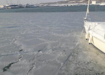 Морето в Бургас замръзна