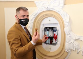 Снимки, есета и вино вградиха в “Капсула на времето” в Русе
