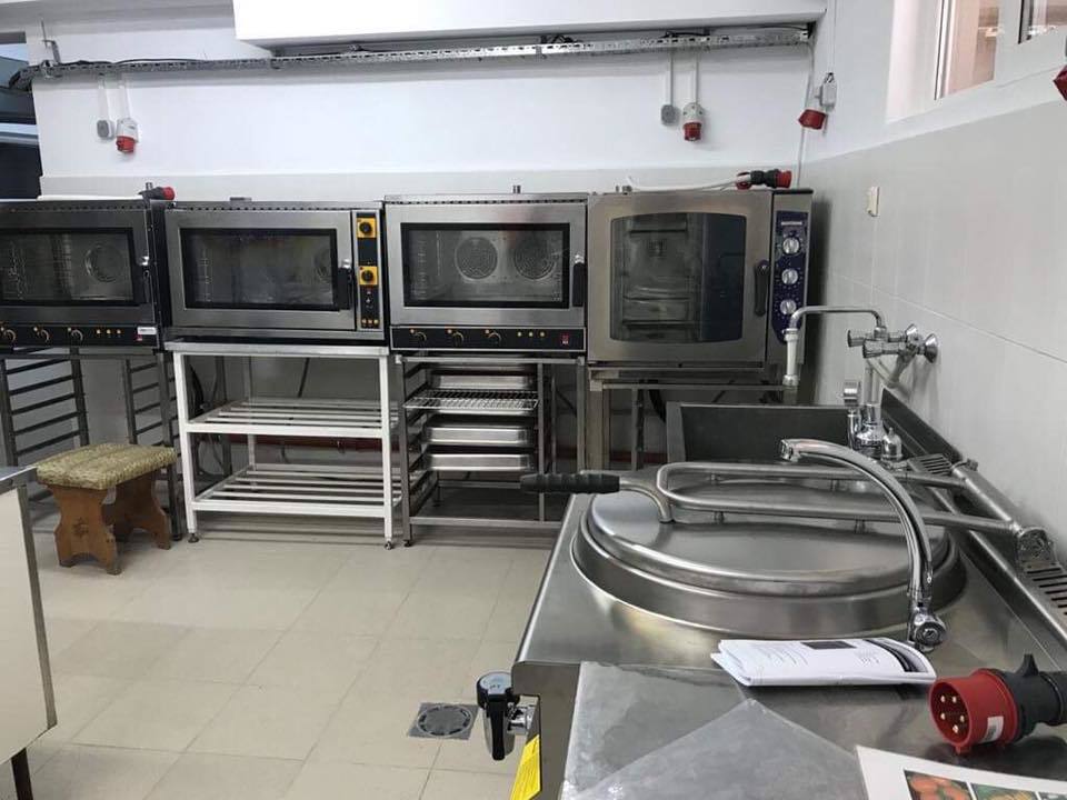 Кухня-майка приготвя храна за близо 500 деца от троянските забавачки