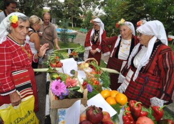 Сладка и погачи на Фестивал на плодородието в село Крум