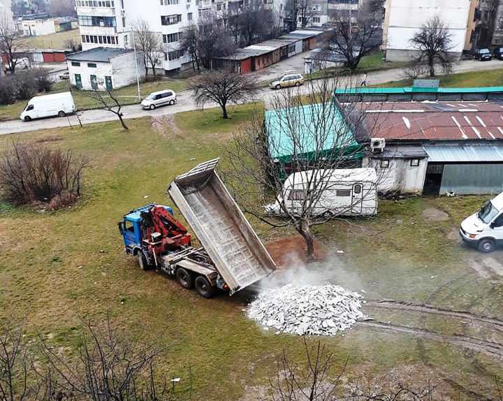 Два камиона с боклук извозиха от района на язовир „Бели Лом”