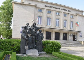 Върнаха тоягата на паметник на учениците на Кирил и Методий