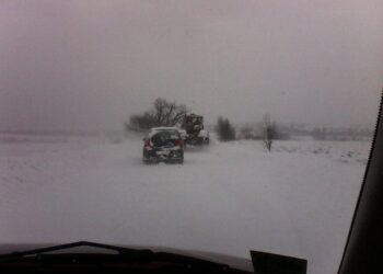 Пожарникари носят хляб в откъснатите села