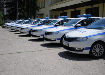 Полицаи тарашат коли в Петричко за контрабандни цигари