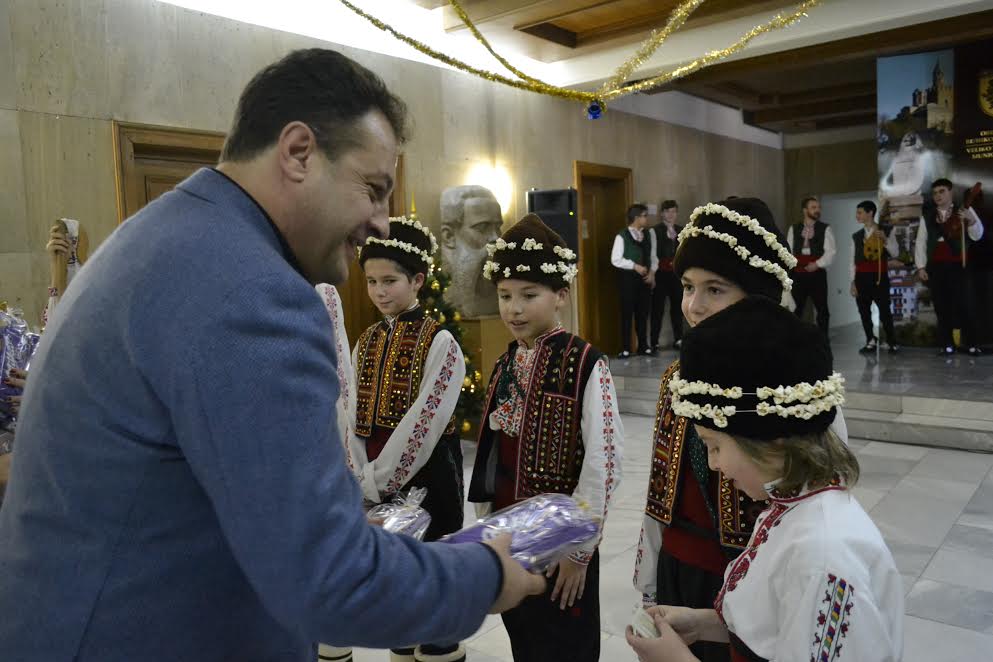 Коледари наричаха за здраве под Царевец